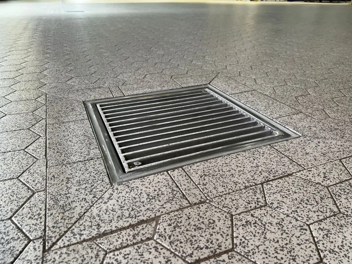 Floor drain with ladder cover, adapted for floors with industrial ceramic tiles