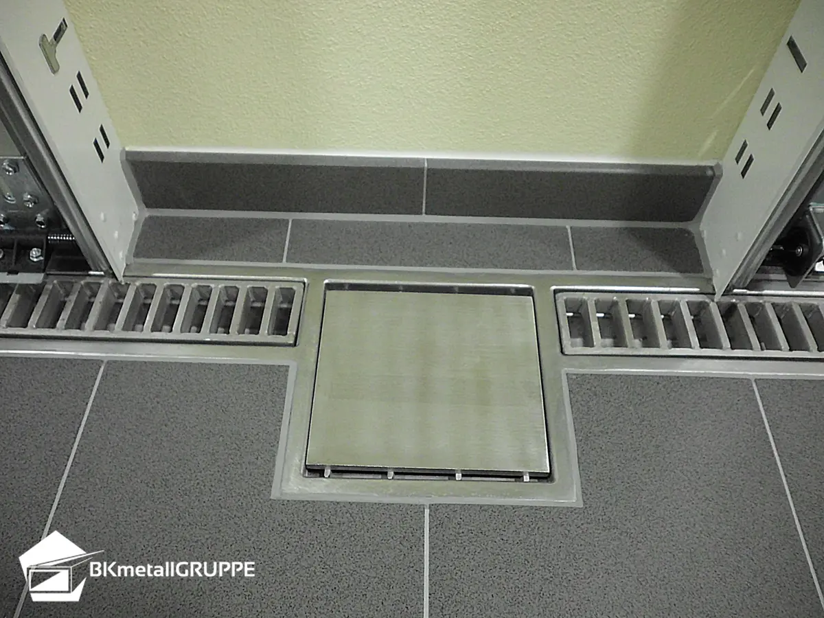 Garage drainage channel with ladder cover and inlet with plate cover