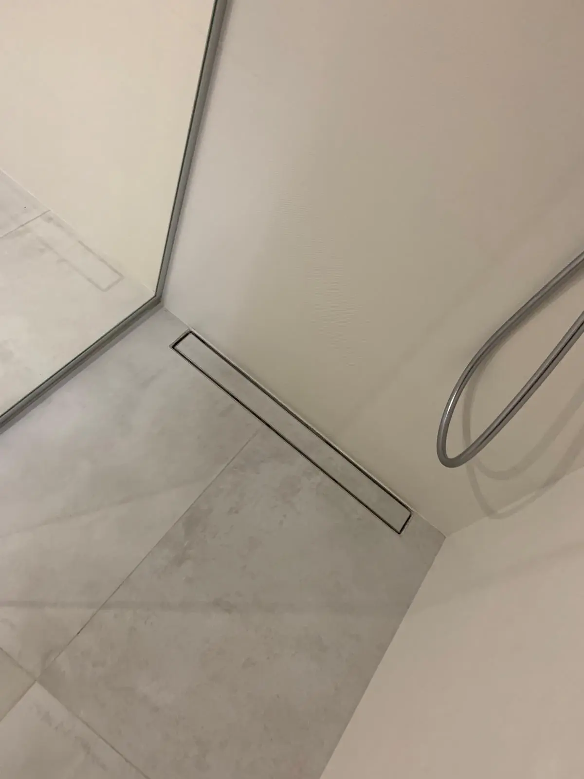 Shower drain with cover for tiling with ceramic tiles
