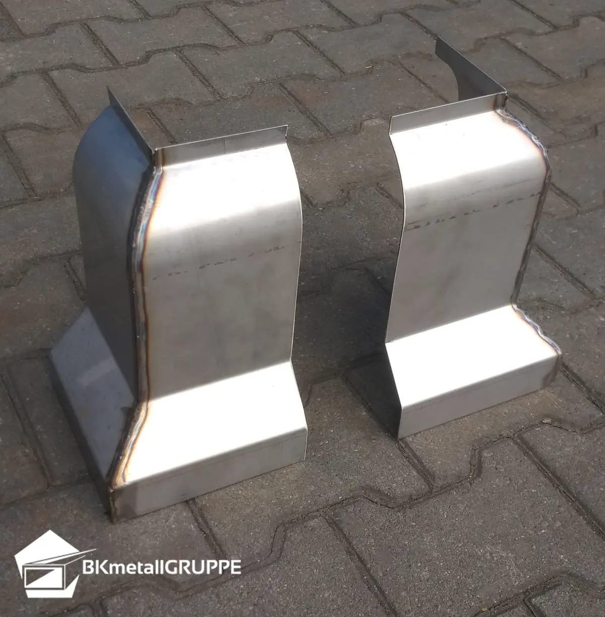 Stainless steel base corner